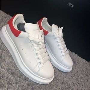 Size 39 if any question about shoes just ask me
Size 7 female shoes